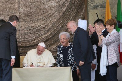 Papa potpisuje Savez uzajamne ljubavi